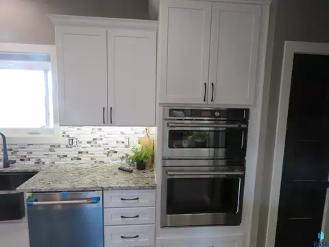 Kitchen - 27240 S Noble Cir, Tea, SD 57064 photo 4 of 7