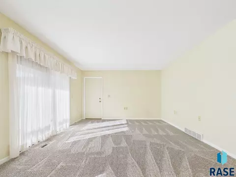 2425 S Center Ave, Sioux Falls, SD 57105 photo 7