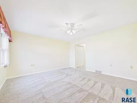 2425 S Center Ave, Sioux Falls, SD 57105 photo 19