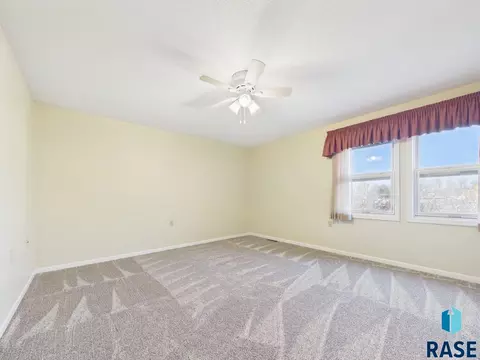 2425 S Center Ave, Sioux Falls, SD 57105 photo 18