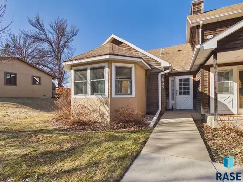2425 S Center Ave, Sioux Falls, SD 57105 photo 2