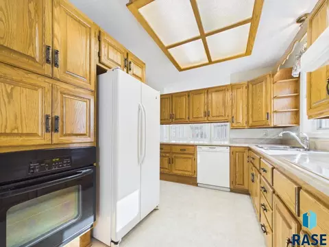 2425 S Center Ave, Sioux Falls, SD 57105 photo 15