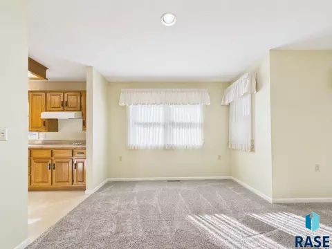 2425 S Center Ave, Sioux Falls, SD 57105 photo 12