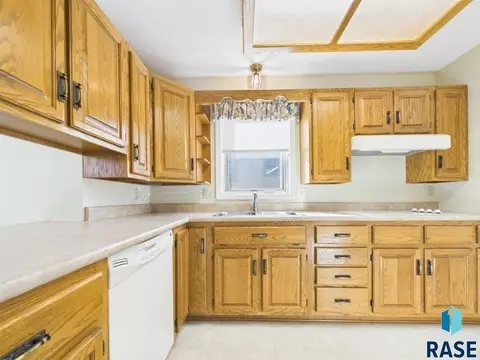 2425 S Center Ave, Sioux Falls, SD 57105 photo 16