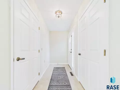 2425 S Center Ave, Sioux Falls, SD 57105 photo 4