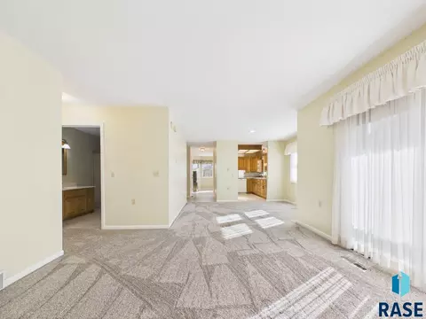 2425 S Center Ave, Sioux Falls, SD 57105 photo 5