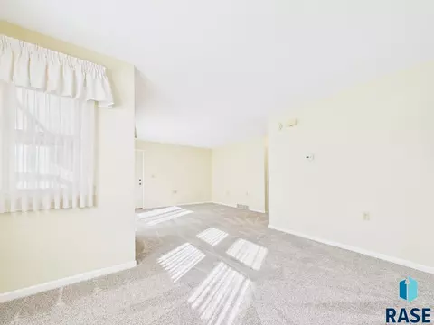 2425 S Center Ave, Sioux Falls, SD 57105 photo 8