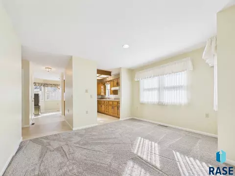 2425 S Center Ave, Sioux Falls, SD 57105 photo 9