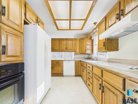 2425 S Center Ave, Sioux Falls, SD 57105 photo 13