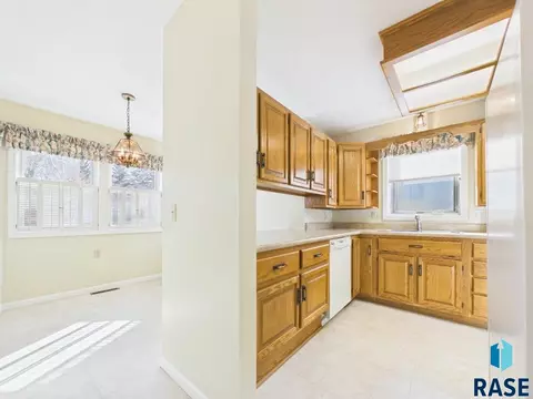 2425 S Center Ave, Sioux Falls, SD 57105 photo 11