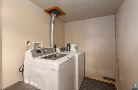 105 E 2nd St, Hartford, SD 57033 photo 31