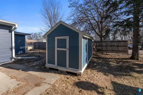 105 E 2nd St, Hartford, SD 57033 photo 35