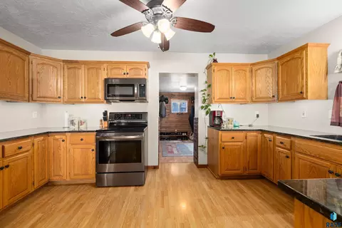 105 E 2nd St, Hartford, SD 57033 photo 8