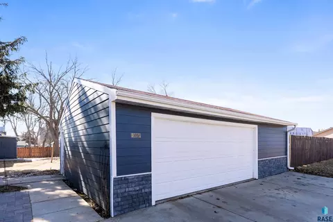 105 E 2nd St, Hartford, SD 57033 photo 4