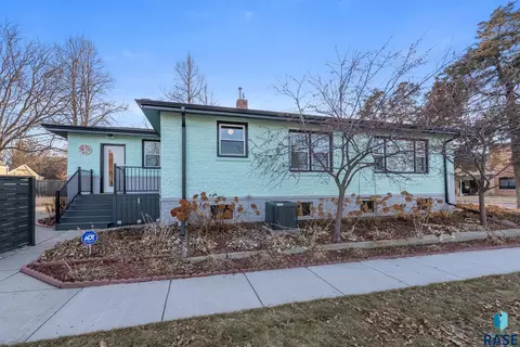 301 S Courtland St, Chamberlain, SD 57325