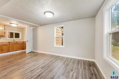 1304 E 22nd St, Sioux Falls, SD 57105 photo 2