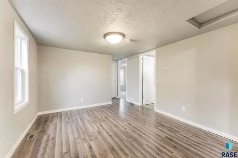 1304 E 22nd St, Sioux Falls, SD 57105 photo 5