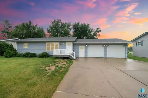 411 N Douglas St, Howard, SD 57349