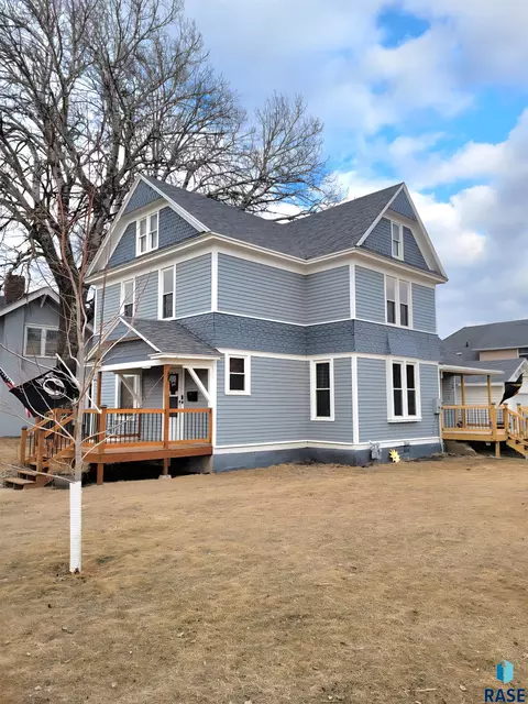 419 S Wind St, Flandreau, SD 57028