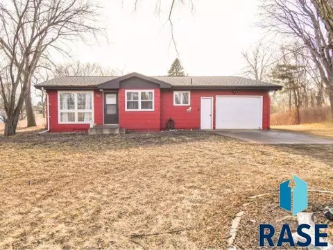 209 E 4th St, Crooks, SD 57020 photo 3