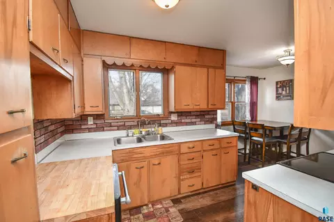 209 E 4th St, Crooks, SD 57020 photo 8