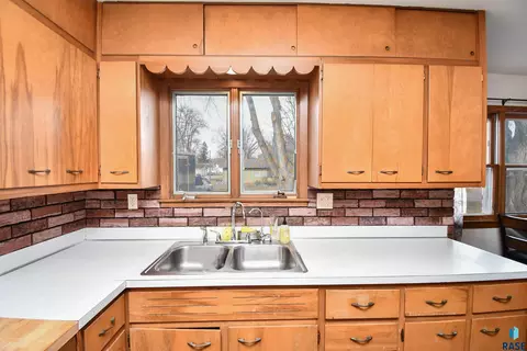 209 E 4th St, Crooks, SD 57020 photo 9