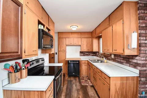 209 E 4th St, Crooks, SD 57020 photo 7