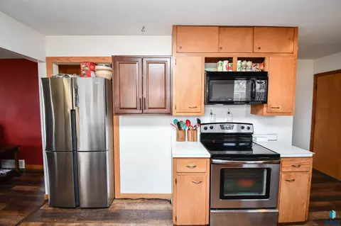 209 E 4th St, Crooks, SD 57020 photo 11