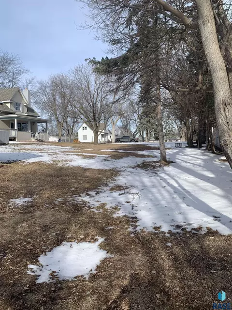 207 E 9th St, Dell Rapids, SD 57022 photo 9
