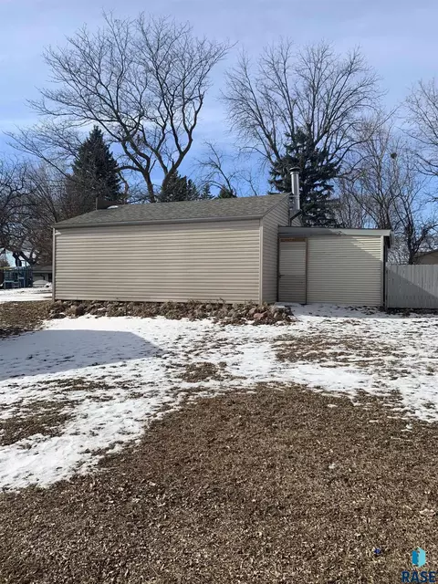 207 E 9th St, Dell Rapids, SD 57022 photo 8