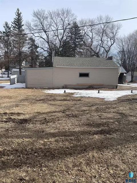 207 E 9th St, Dell Rapids, SD 57022 photo 18