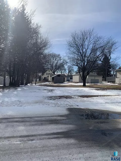207 E 9th St, Dell Rapids, SD 57022 photo 2