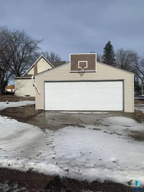 207 E 9th St, Dell Rapids, SD 57022 photo 11