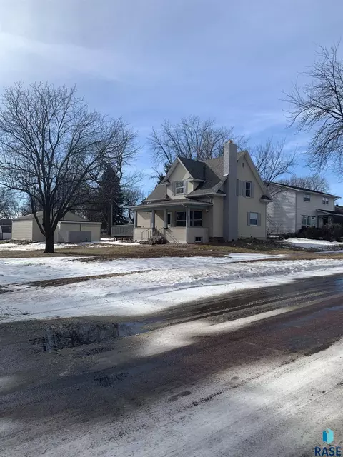 207 E 9th St, Dell Rapids, SD 57022 photo 3