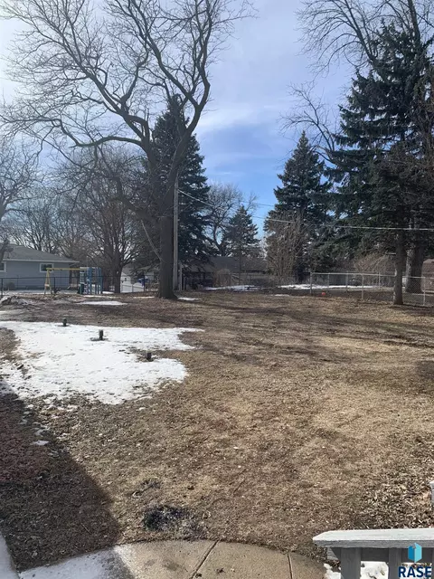 207 E 9th St, Dell Rapids, SD 57022 photo 24