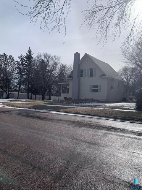 207 E 9th St, Dell Rapids, SD 57022 photo 4