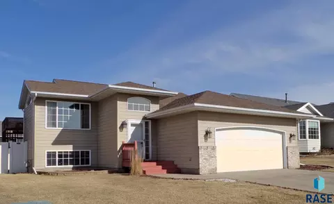 7328 W 51st St, Sioux Falls, SD 57105