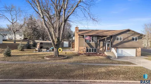 904 E 11th St, Dell Rapids, SD 57022