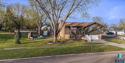 904 E 11th St, Dell Rapids, SD 57022