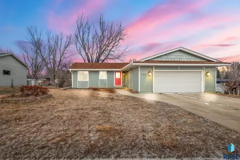 5704 W Walden Dr, Sioux Falls, SD 57106