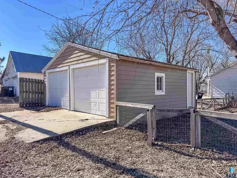 484 E 2nd St, Parker, SD 57053 photo 39
