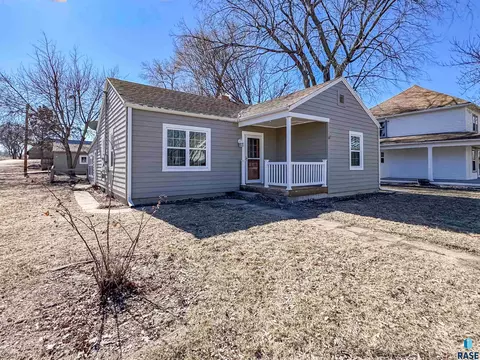 484 E 2nd St, Parker, SD 57053 photo 3
