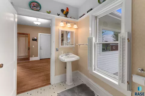 Bath - 25681 Ditch Rd, Renner, SD 57055 photo 2 of 5