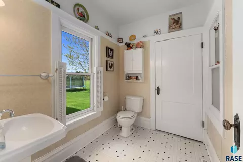 Bath - 25681 Ditch Rd, Renner, SD 57055 photo 1 of 5