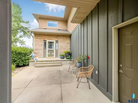 Exterior - 6008 Sunset Blvd, Madison, SD 57042 photo 3 of 7