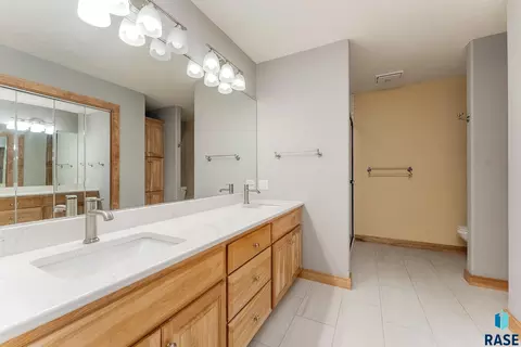 Bath - 6008 Sunset Blvd, Madison, SD 57042 photo 3 of 6