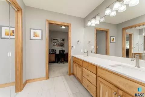 Bath - 6008 Sunset Blvd, Madison, SD 57042 photo 2 of 6