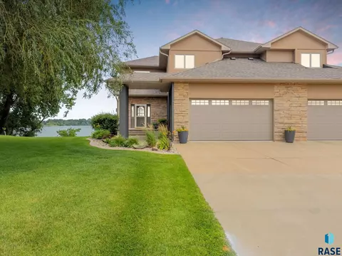 Exterior - 6008 Sunset Blvd, Madison, SD 57042 photo 2 of 7