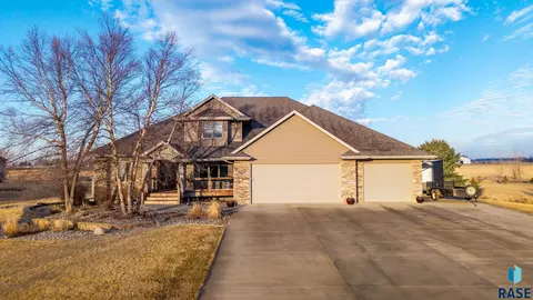 27193 Willow View Cir, Harrisburg, SD 57032