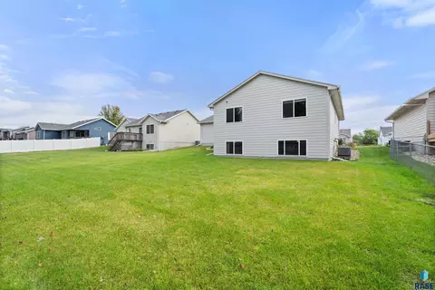5209 S Mayo Ave, Sioux Falls, SD 57106 photo 3